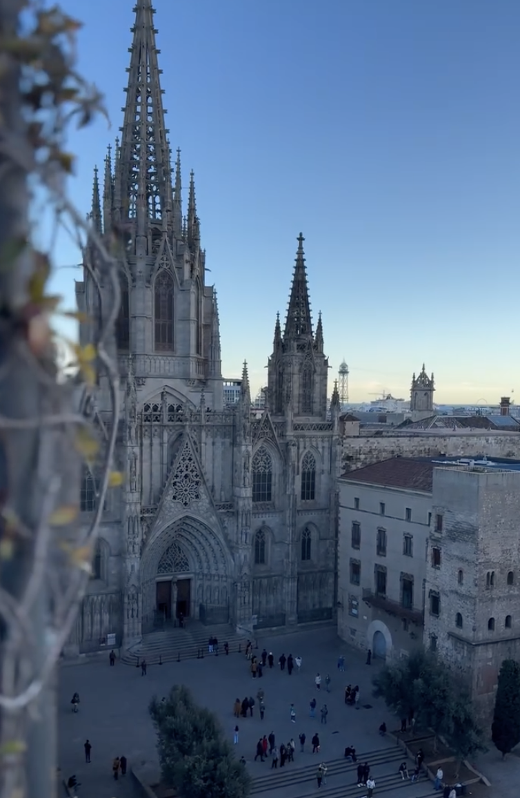 Reel mostrando la belleza de los paisajes y arquitectura de Barcelona